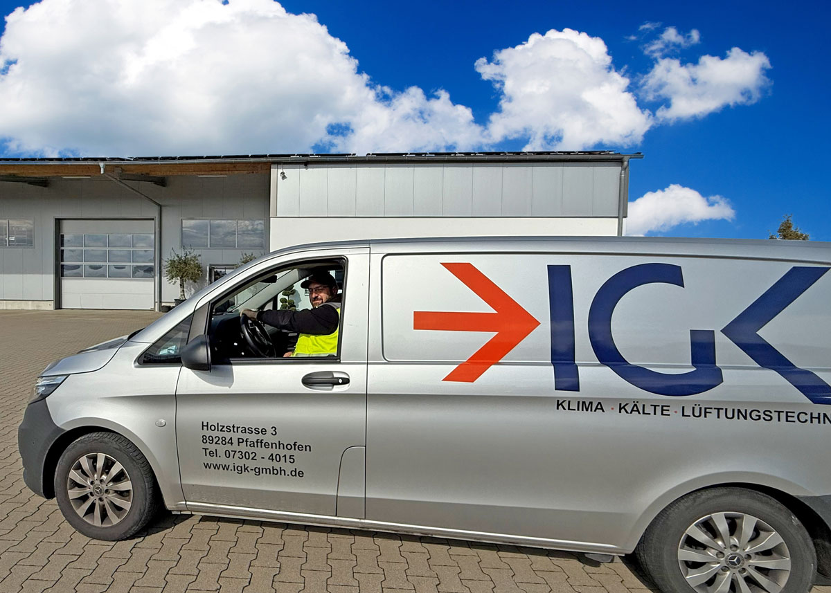 IGK-Fahrzeug-mit-Mitarbeiter IGK-Mitarbeiter-im-Firmenfahrzeug